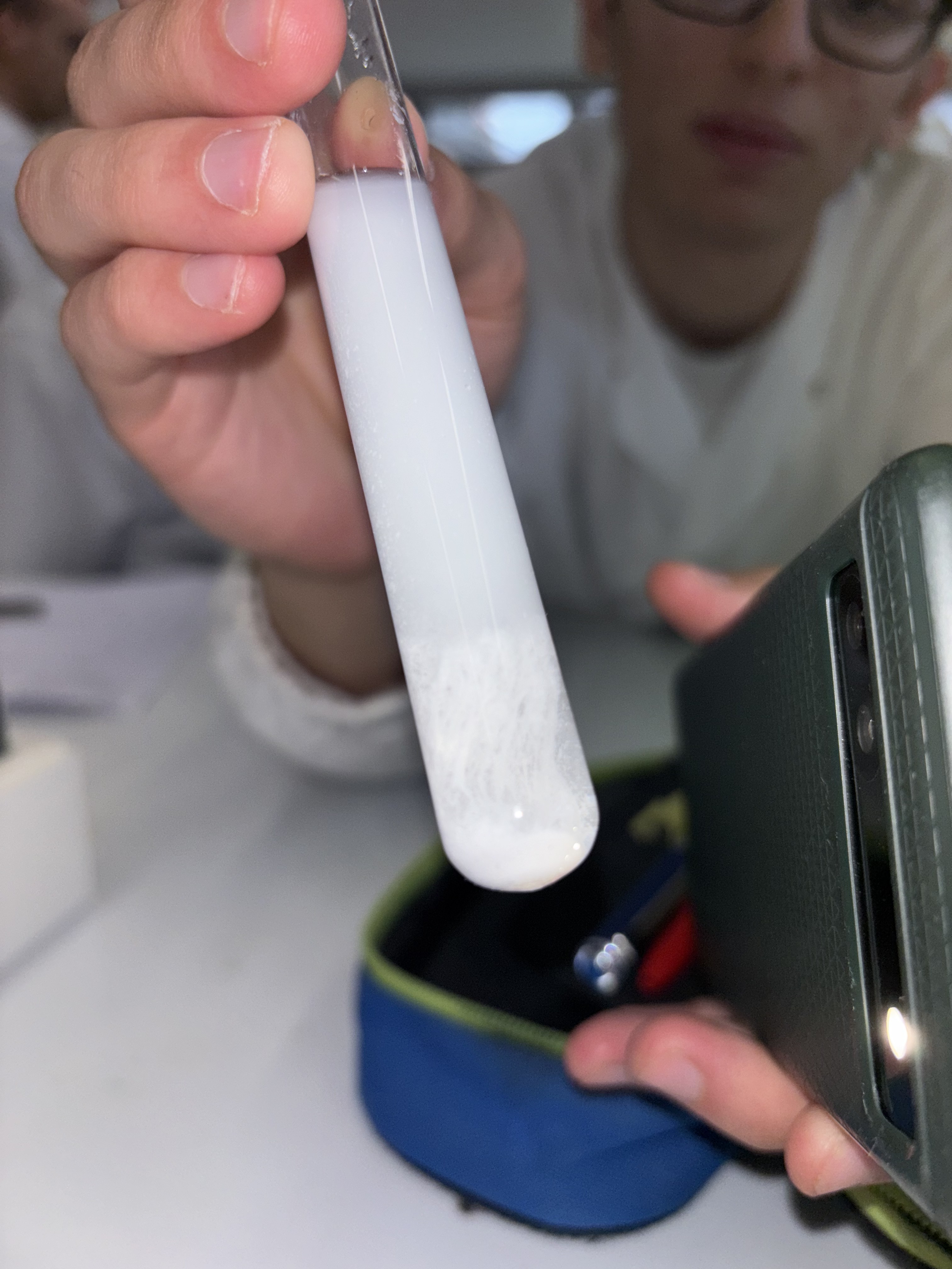 Precipitato AgCl dettaglio con torcia